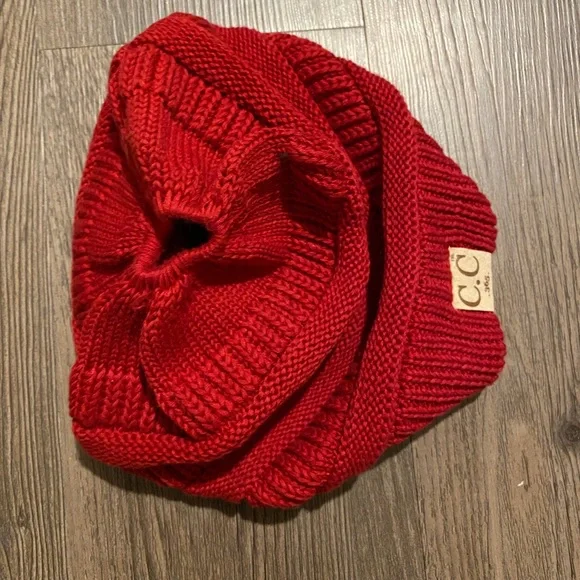 CC beanie with ponytail hole - Picture 2 of 3